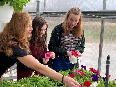 Agricultural educator teaches in the greenhouse